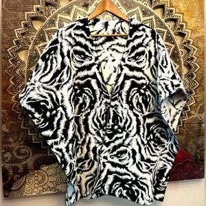 WHITE HOUSE BLACK MARKET BLACK AND WHITE PRINT FLEECE LIKE WRAP